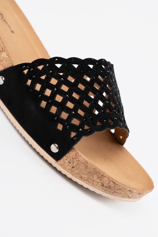 Chaussons sur un coin avec des éléments ajourés i korkoÀą podeszÀą