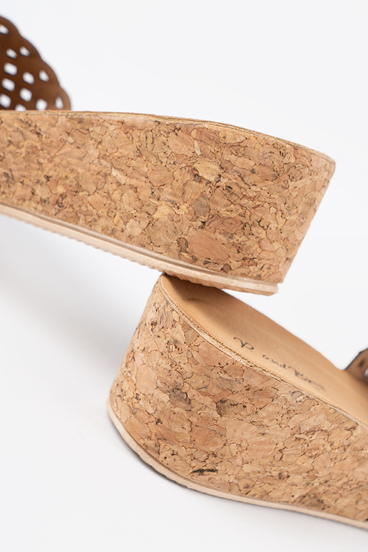 Chaussons sur un coin avec des éléments ajourés i korkoÀą podeszÀą