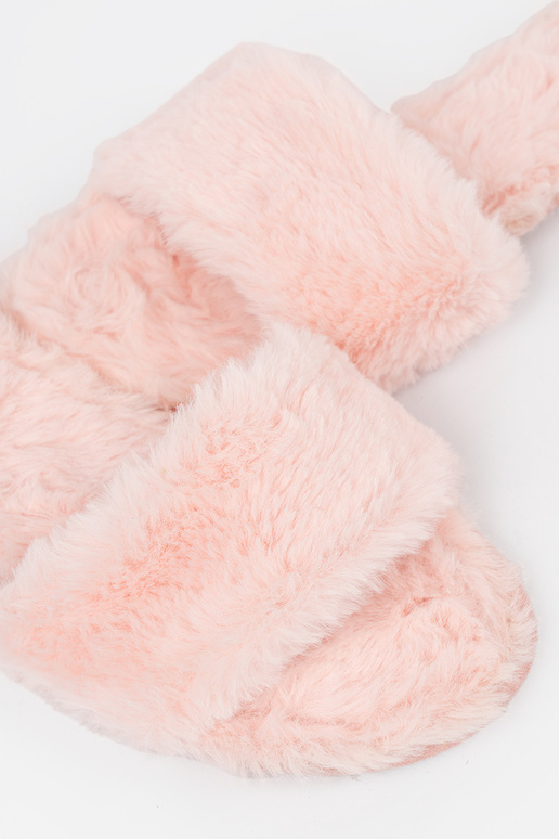Chaussons avec un manteau de fourrure la poudre est rose