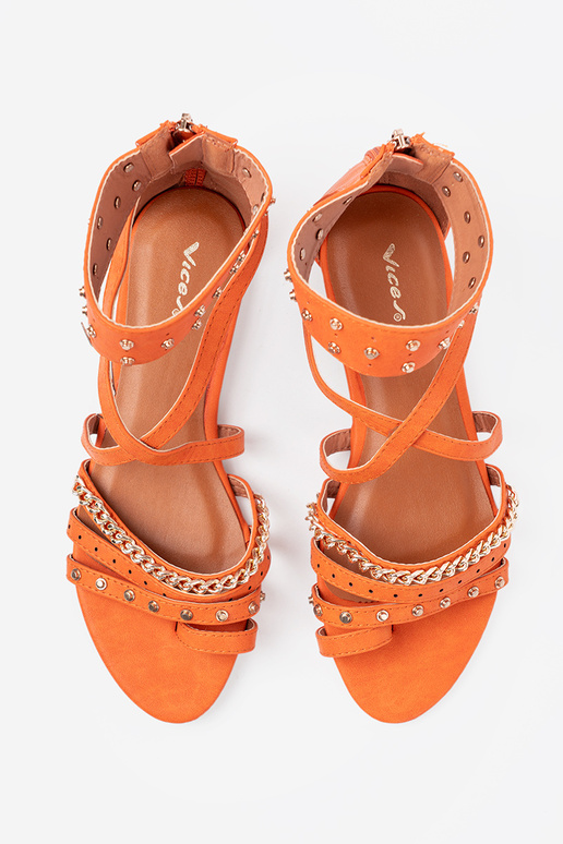 couleur orange des sandales boho avec des rivets couleur orange des sandales boho avec des rivets