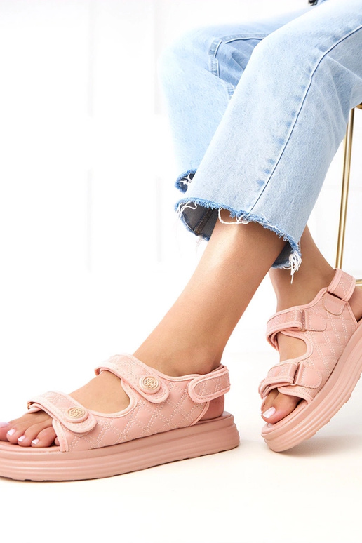 Sandales roses avec sangles réglables... Sandales roses avec sangles réglables...