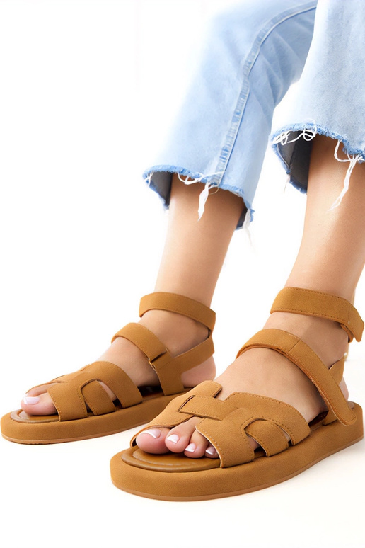 Sandales rouges à fermeture au niveau... Sandales rouges à fermeture au niveau...