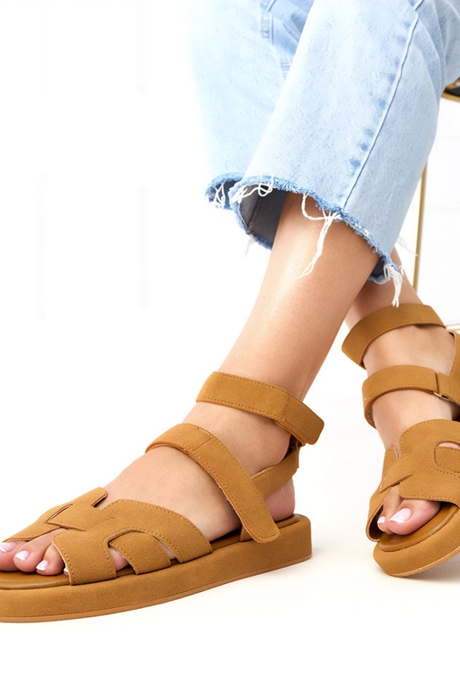 Sandales rouges à fermeture au niveau... Sandales rouges à fermeture au niveau...