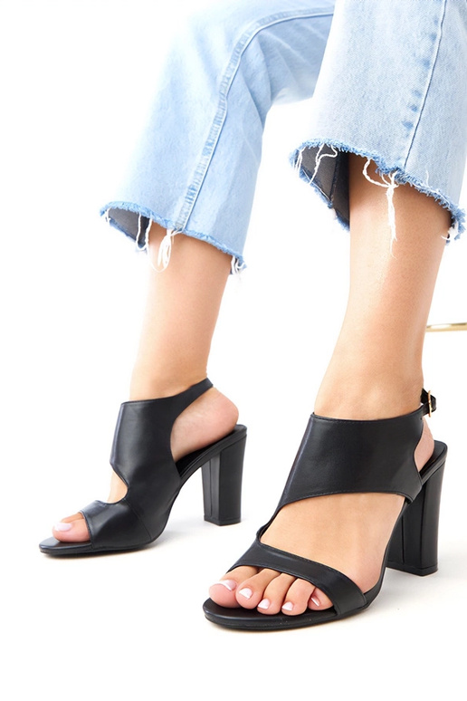 Sandales noires à talon à fermeture... Sandales noires à talon à fermeture...