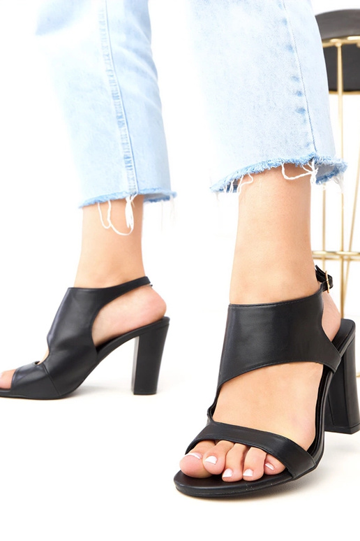 Sandales noires à talon à fermeture... Sandales noires à talon à fermeture...