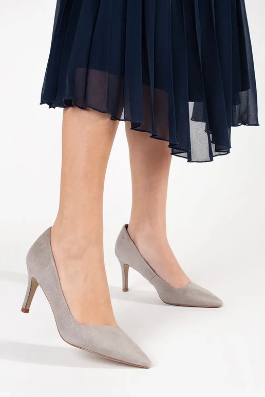 couleur grise talons hauts sur un talon haut