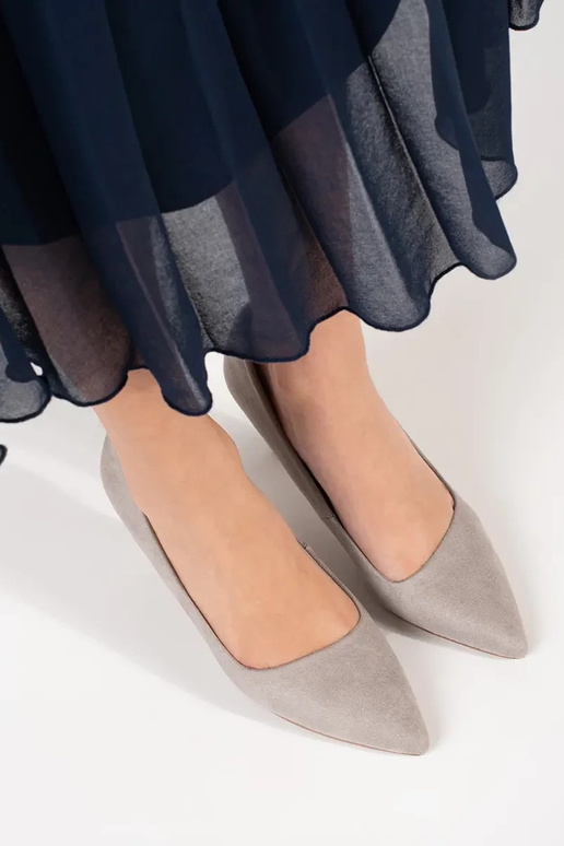 couleur grise talons hauts sur un talon haut