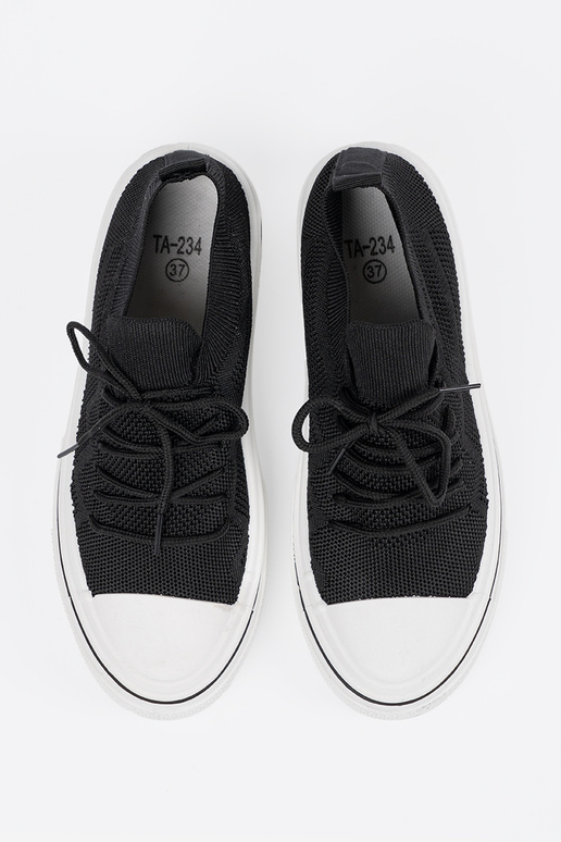 Un modèle convaincant chaussures couleur noire z ozdobnym lacetsm