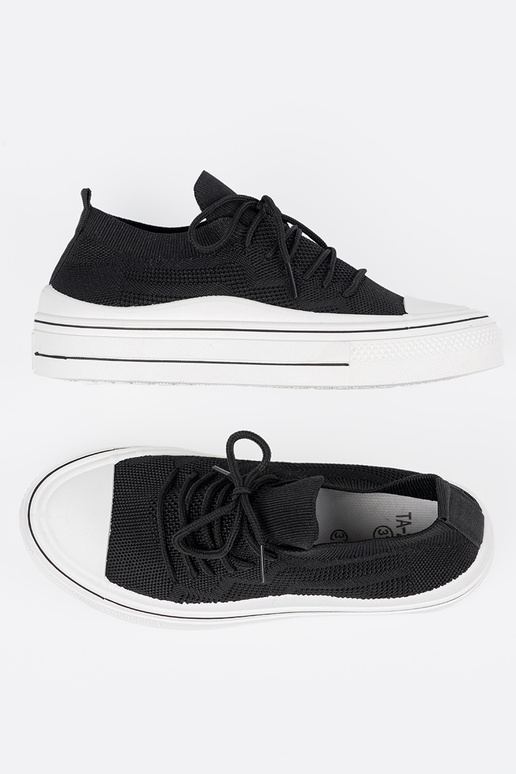 Un modèle convaincant chaussures couleur noire z ozdobnym lacetsm