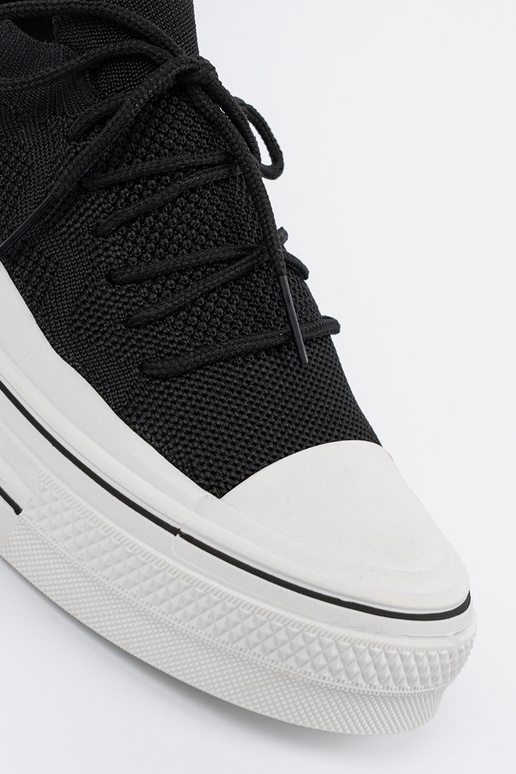 Un modèle convaincant chaussures couleur noire z ozdobnym lacetsm