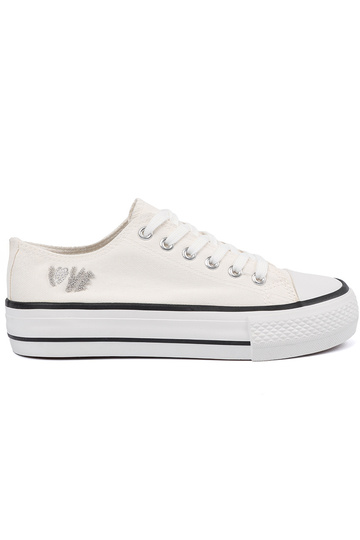chaussures décontractées couleur blanche avec une note Love 2