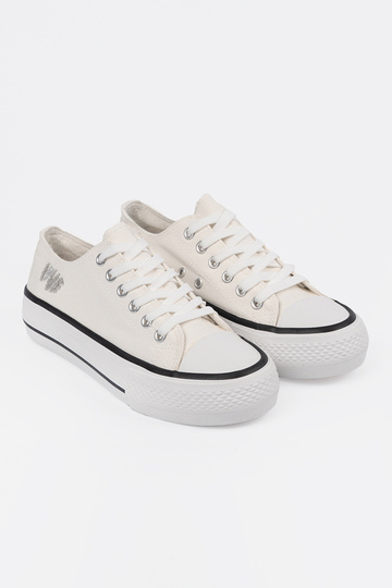 chaussures décontractées couleur blanche avec une note Love
