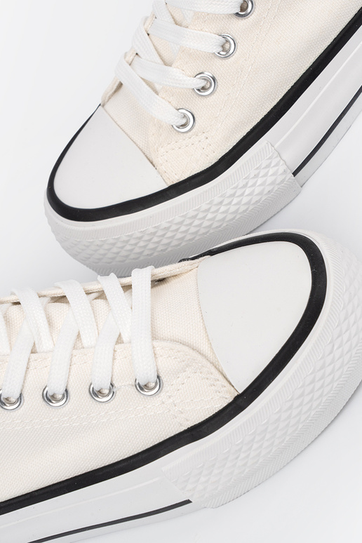 chaussures décontractées couleur blanche avec une note Love