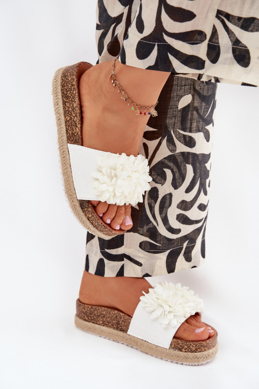 Pantoufles pour femmes avec une plateforme Avec des décorationsi avec des motifs florauxkami couleur blanche Tessara Pantoufles pour femmes avec une plateforme Avec des décorationsi avec des motifs florauxkami couleur blanche Tessara