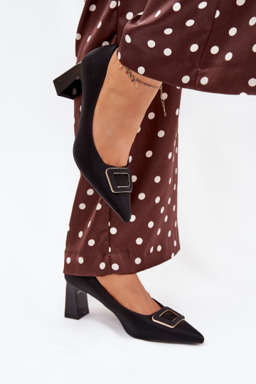 Chaussures avec des talons décorer avec boucles couleur noire Seriva