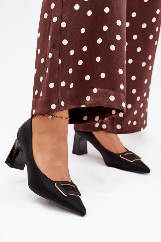 Chaussures avec des talons décorer avec boucles couleur noire Seriva