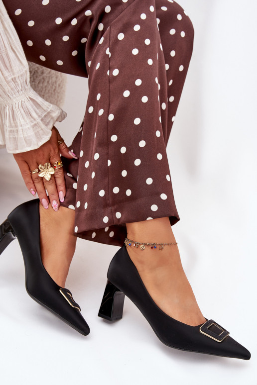 Chaussures avec des talons décorer avec boucles couleur noire Seriva