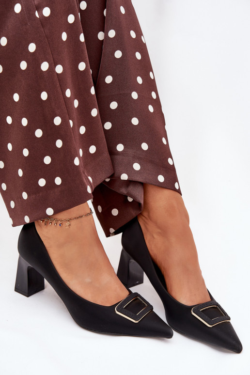 Chaussures avec des talons décorer avec boucles couleur noire Seriva