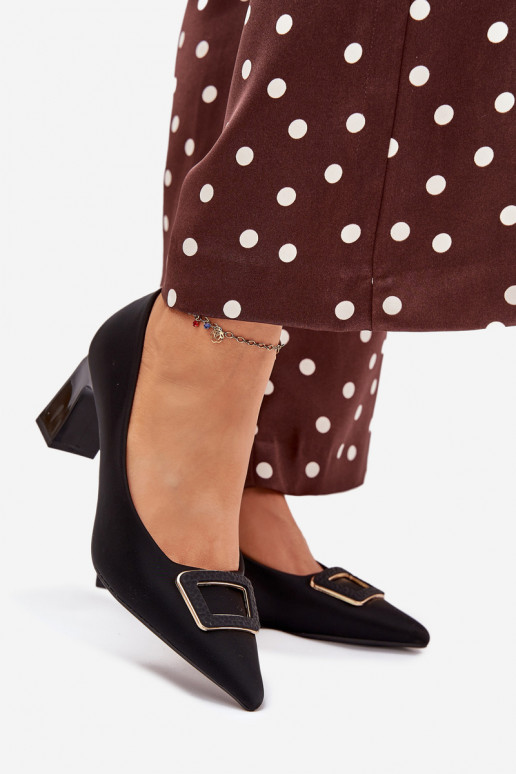 Chaussures avec des talons décorer avec boucles couleur noire Seriva