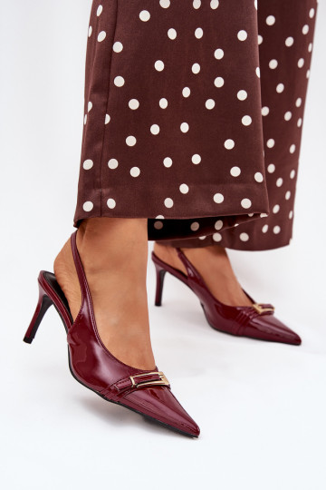 Chaussures bordées à talons fins et boucles dorées avec effet verni