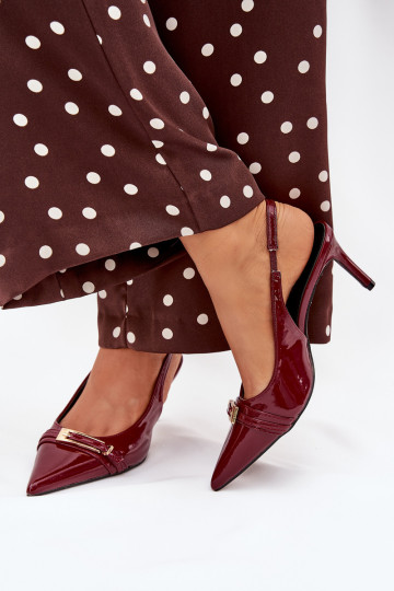 Chaussures bordées à talons fins et boucles dorées avec effet verni 2