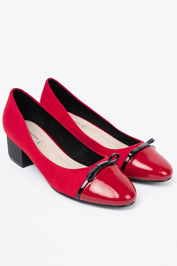 couleur rouge talons hauts avec un arc i lakieroÀanym noskiem