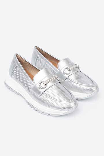couleur argent mocassins z dekoracyjnym dorém elementem