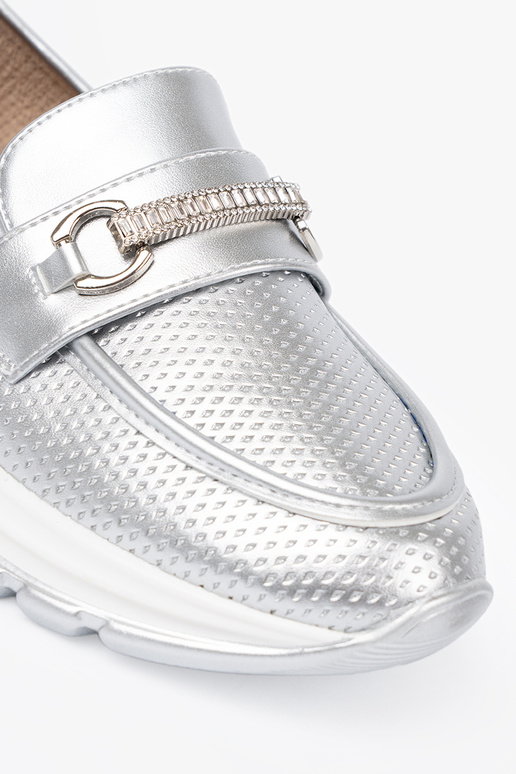 couleur argent mocassins z dekoracyjnym dorém elementem