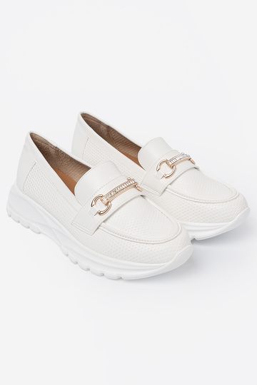 couleur blanche mocassins z dekoracyjnym dorém elementem.