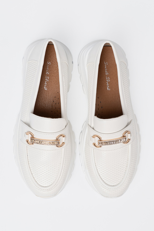 couleur blanche mocassins z dekoracyjnym dorém elementem.