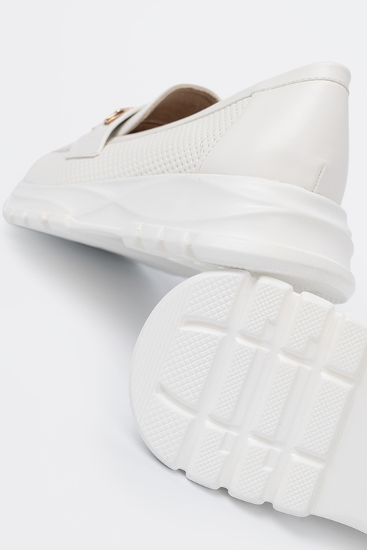 couleur blanche mocassins z dekoracyjnym dorém elementem.