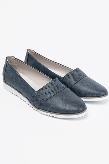 bleu foncé mocassins sur une semelle blanche