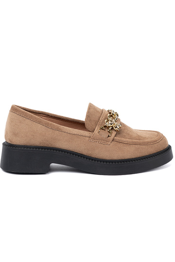 beige mocassins z dorém łańcuchem. 2