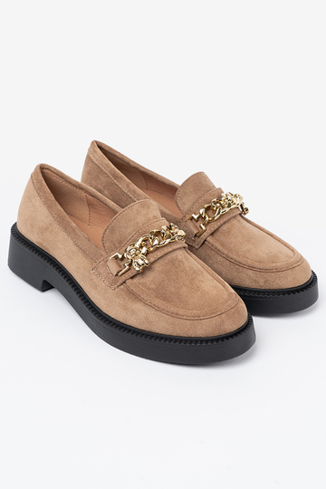 beige mocassins z dorém łańcuchem.