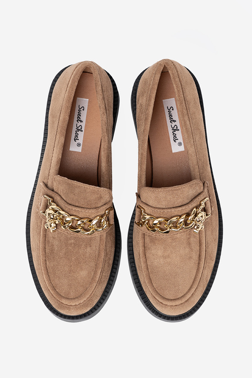 beige mocassins z dorém łańcuchem.