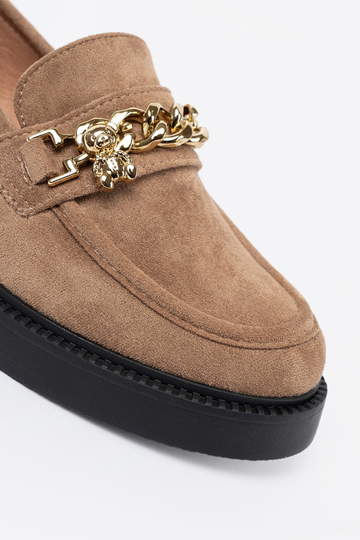 beige mocassins z dorém łańcuchem.