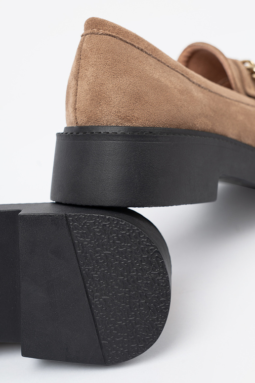 beige mocassins z dorém łańcuchem.