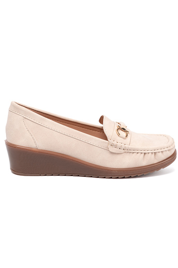 beige mocassins sur un coin z ozdobnym łańcuszkiem 2