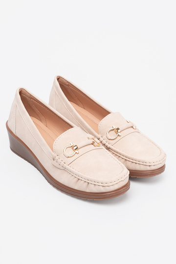 beige mocassins sur un coin z ozdobnym łańcuszkiem