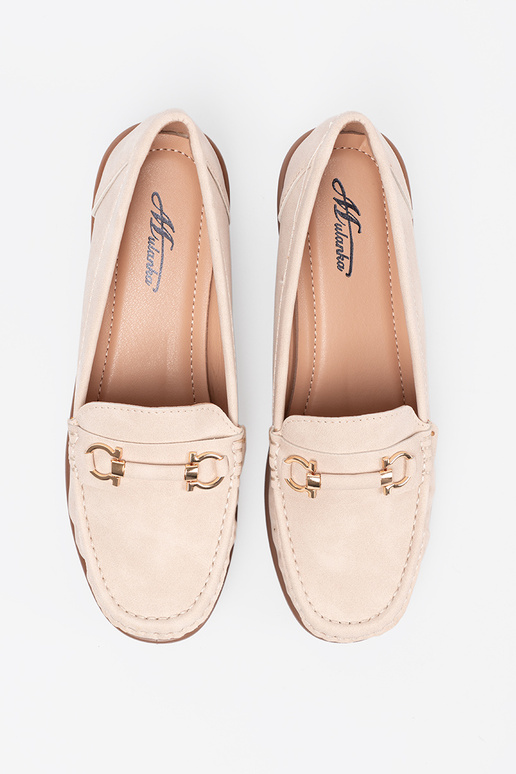 beige mocassins sur un coin z ozdobnym łańcuszkiem beige mocassins sur un coin z ozdobnym łańcuszkiem