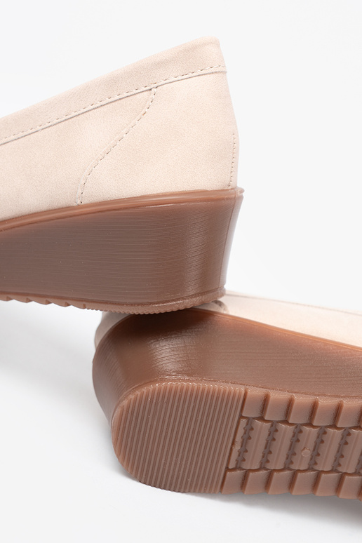 beige mocassins sur un coin z ozdobnym łańcuszkiem beige mocassins sur un coin z ozdobnym łańcuszkiem