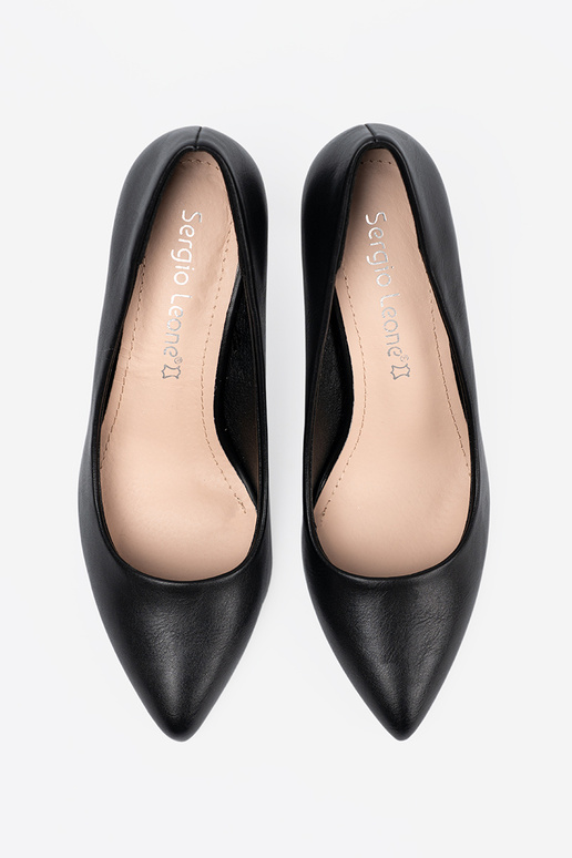 Modèle classique couleur noire talons hauts sur un talon haut