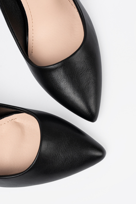 Modèle classique couleur noire talons hauts sur un talon haut