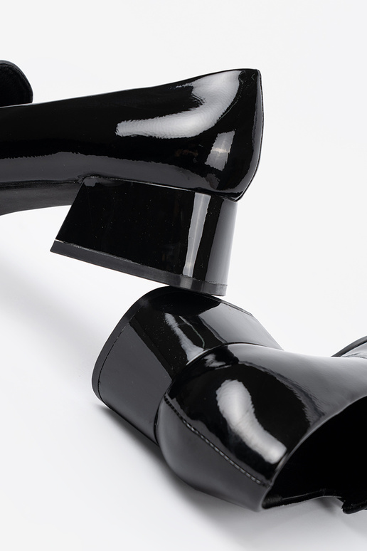 couleur noire mocassins sur des talons hauts