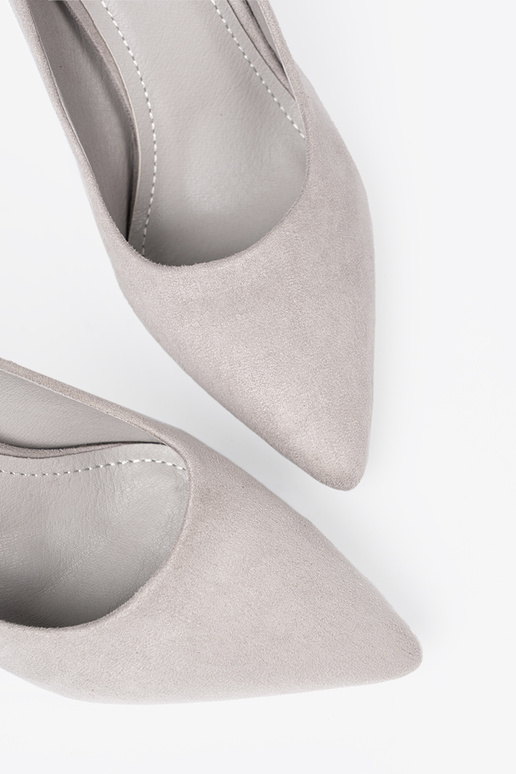 Modèle classique couleur grise talons hauts en daim sur des talons hauts