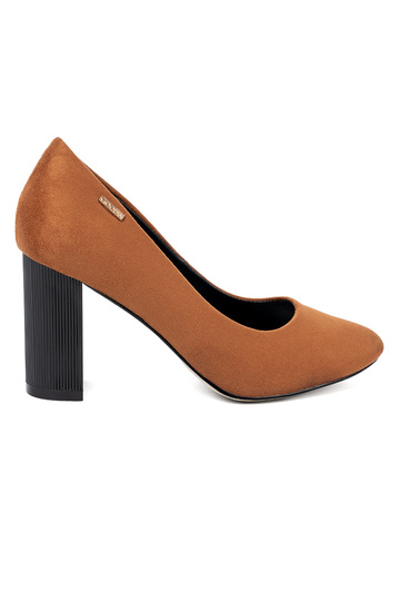 marron talons hauts sur un poteau noir 2