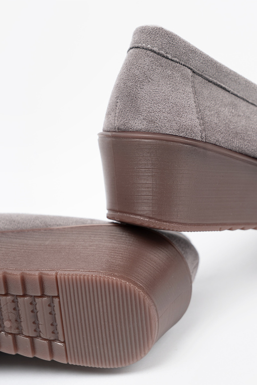 couleur grise demi-chaussures avec des détails dorés