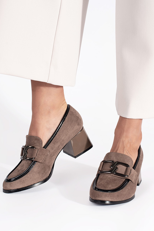 en daim beige demi-chaussures sur un poteau épais