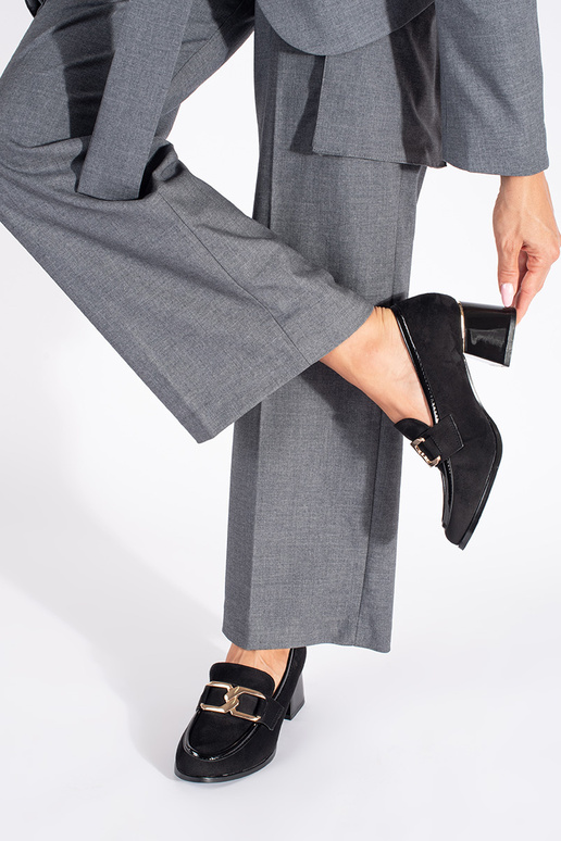 en daim femmes demi-chaussures sur un poteau épais