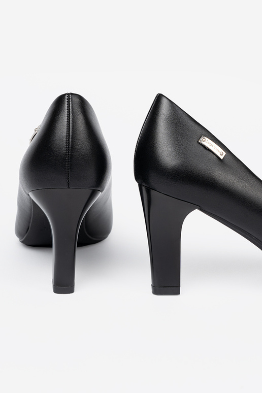 Élégant talons hauts sur des talons hauts À kolorze couleur noirem Sergio Leone